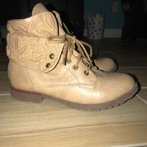 Cute booties with flowers embroded!🍂💓